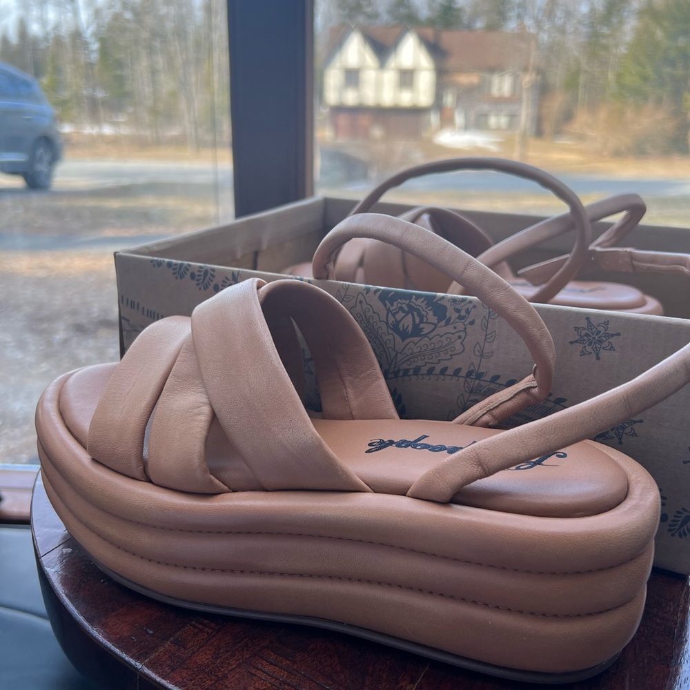 Stacked flatform sandal.